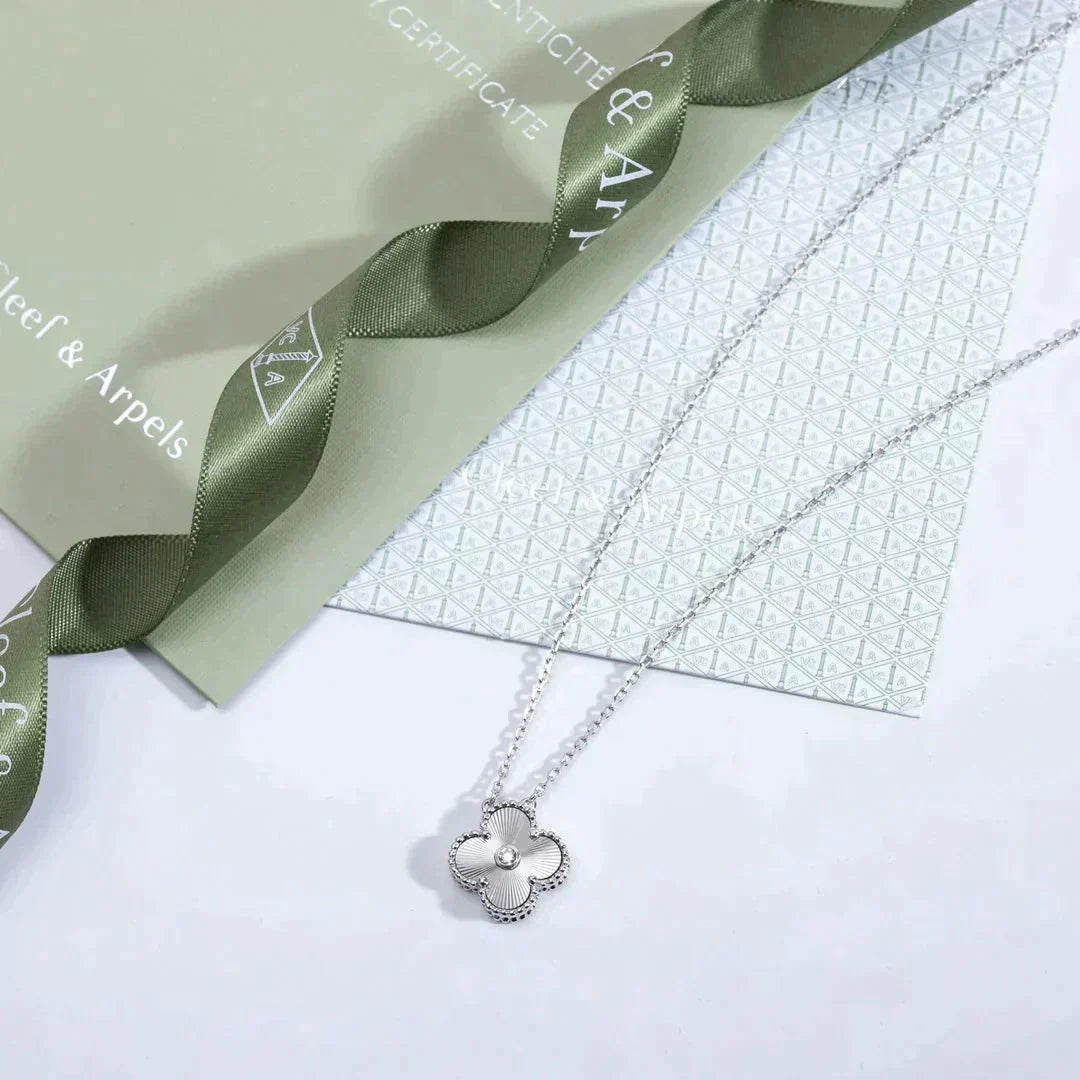 [⭐Lioran]CLOVER  15MM DIAMOND LASER NECKLACE SILVER