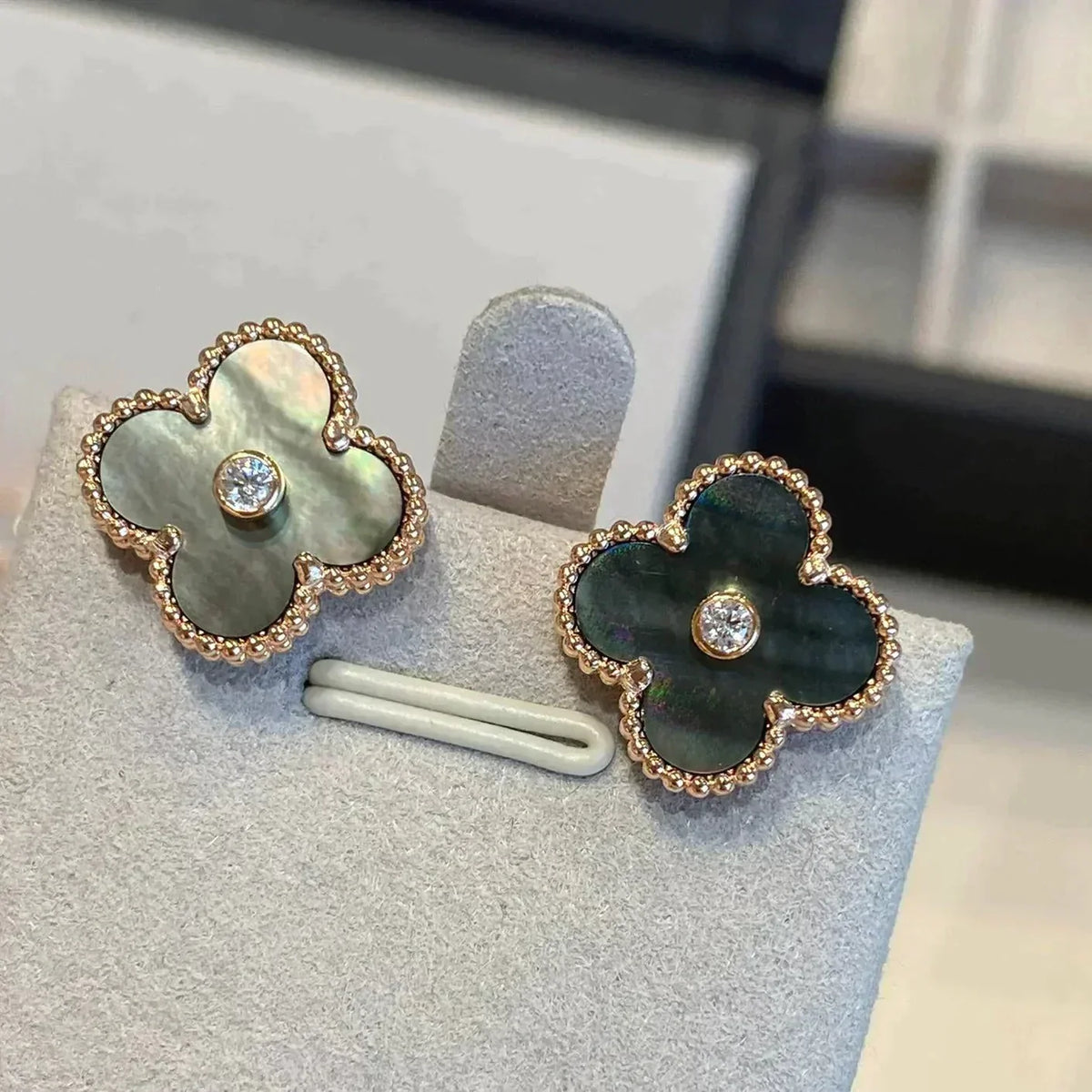 [⭐Lioran]CLOVER MEDIUM 1 MOTIFS GRAY MOP  DIAMOND EARRINGS