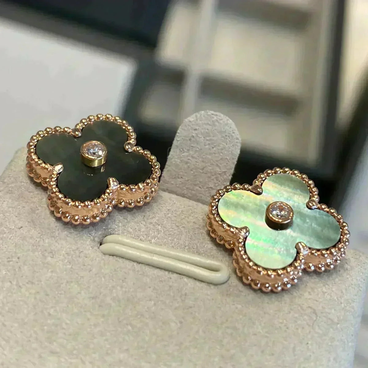 [⭐Lioran]CLOVER MEDIUM 1 MOTIFS GRAY MOP  DIAMOND EARRINGS