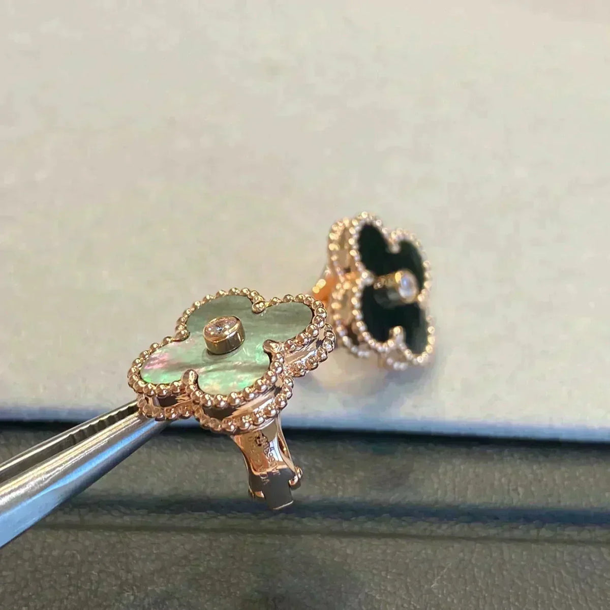 [⭐Lioran]CLOVER MEDIUM 1 MOTIFS GRAY MOP  DIAMOND EARRINGS
