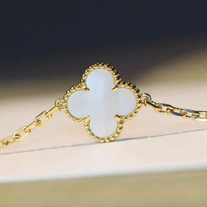 [⭐Lioran]CLOVER 20 MOTIFS WHITE MOP NECKLACE