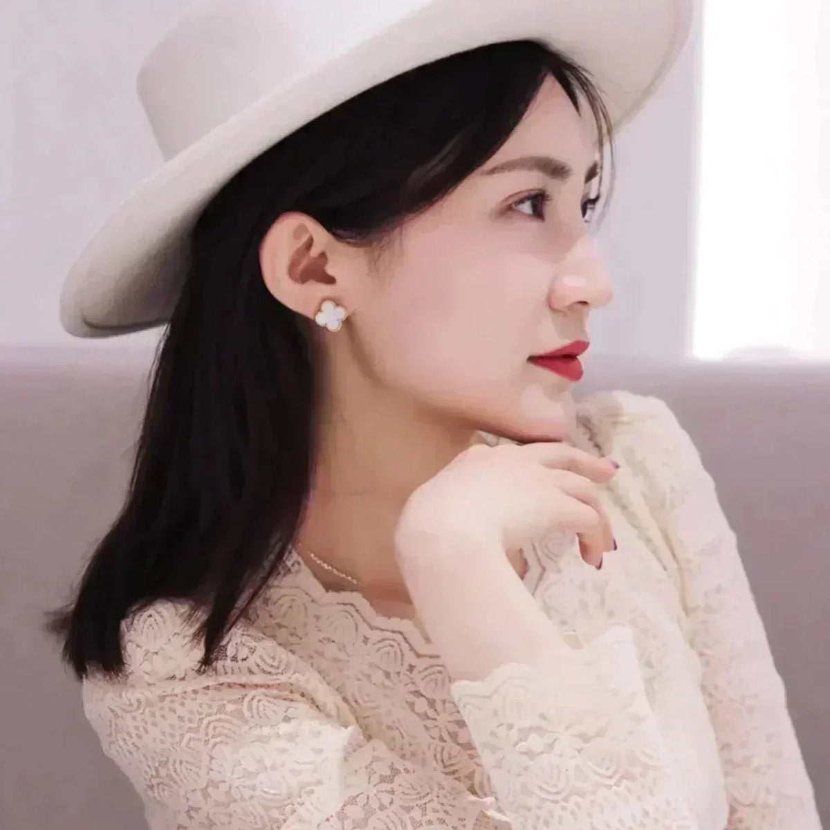 [⭐Lioran]CLOVER MEDIUM 1 MOTIFS  WHITE MOP STUD EARRINGS