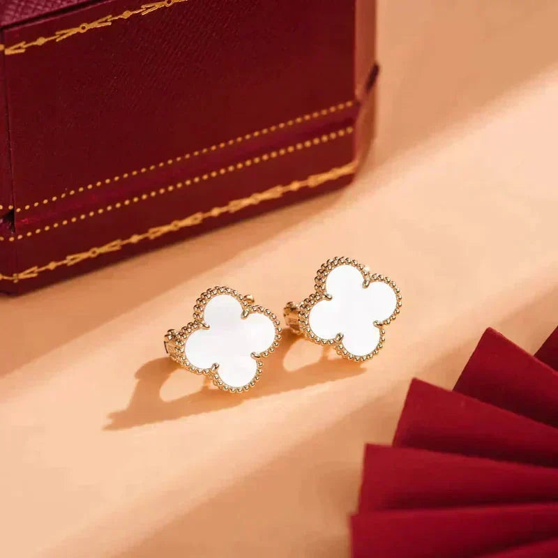[⭐Lioran]CLOVER MEDIUM 1 MOTIFS  WHITE MOP STUD EARRINGS