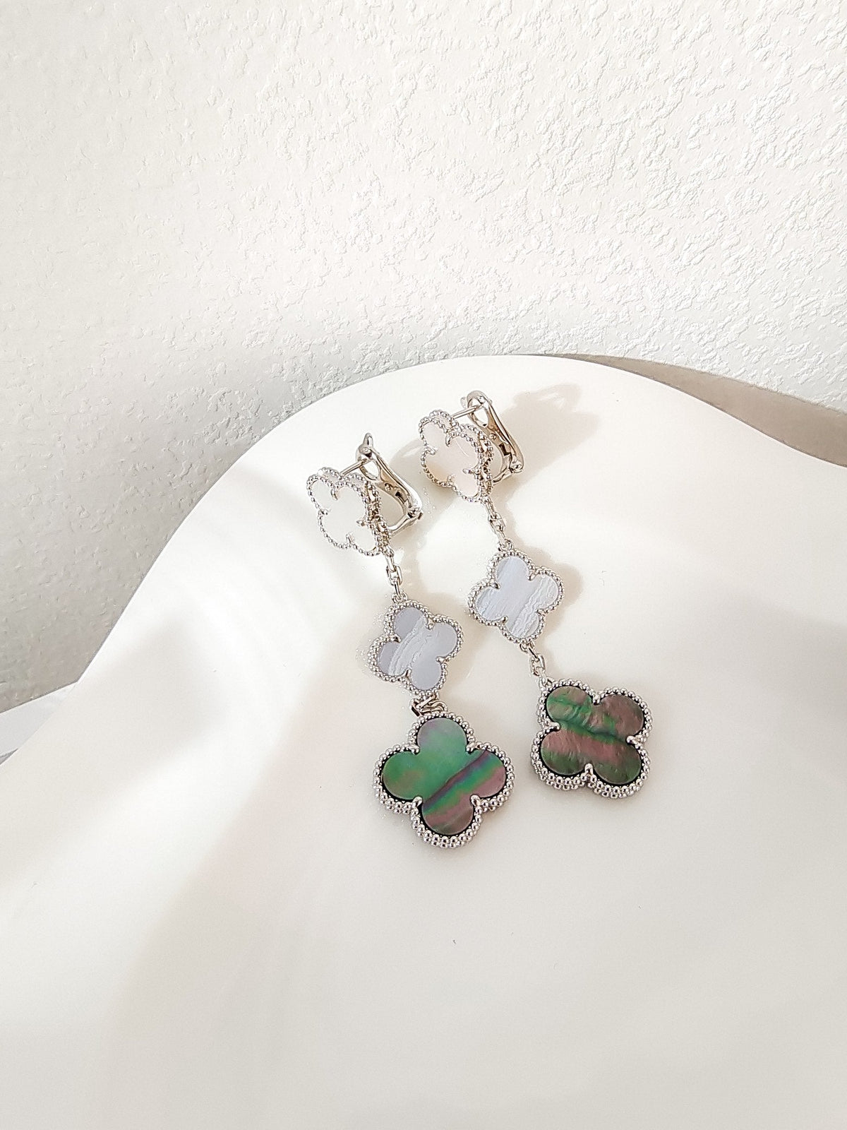 [⭐Lioran]CLOVER 3 MOTIFS CHALCEDONY DARK MOP SILVER EARRINGS