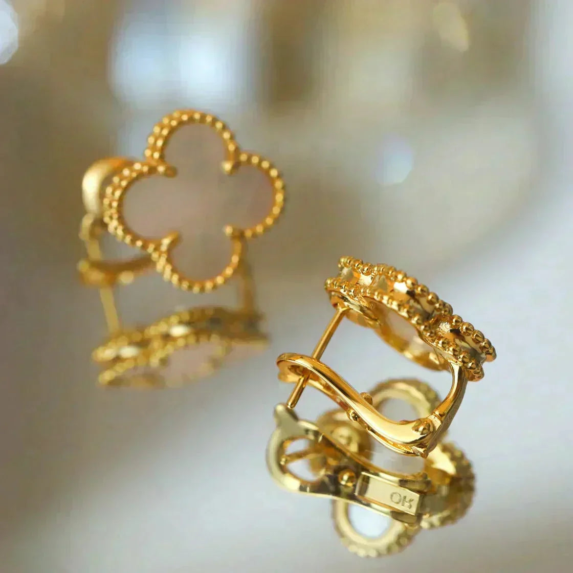 [⭐Lioran]CLOVER MEDIUM 1 MOTIFS  WHITE MOP STUD EARRINGS
