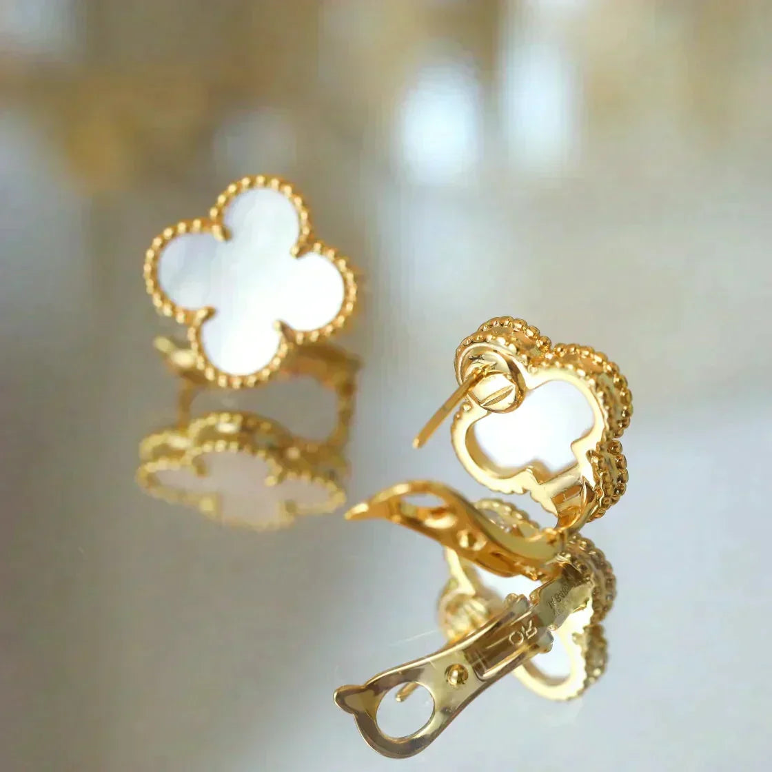 [⭐Lioran]CLOVER MEDIUM 1 MOTIFS  WHITE MOP STUD EARRINGS