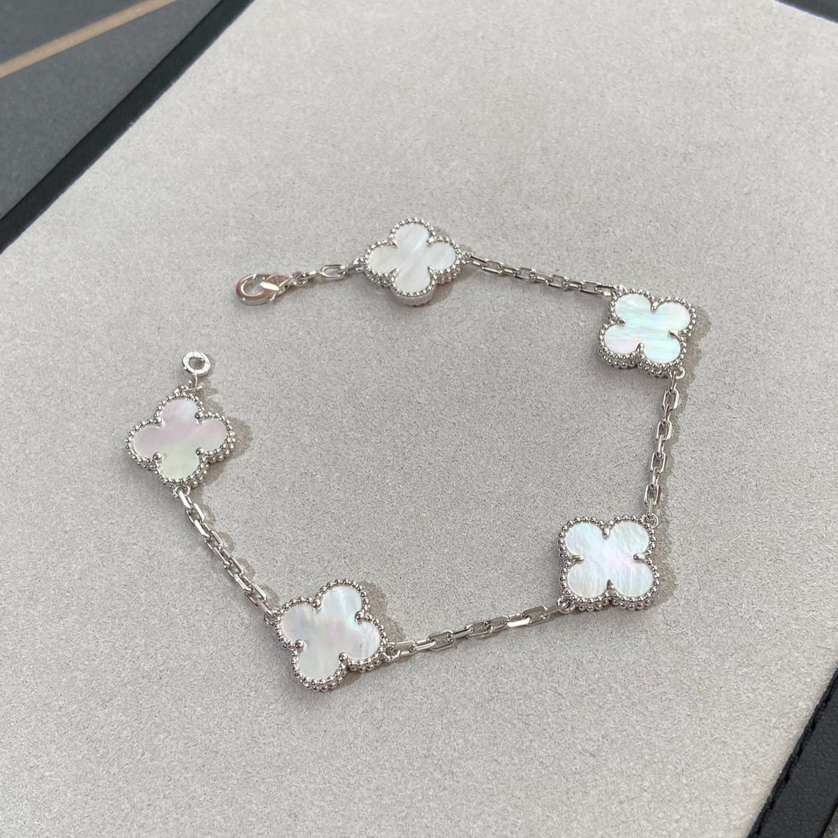 [⭐Lioran]CLOVER WHITE PEARL MOP 5 MOTIF BRACELET COLLECTION