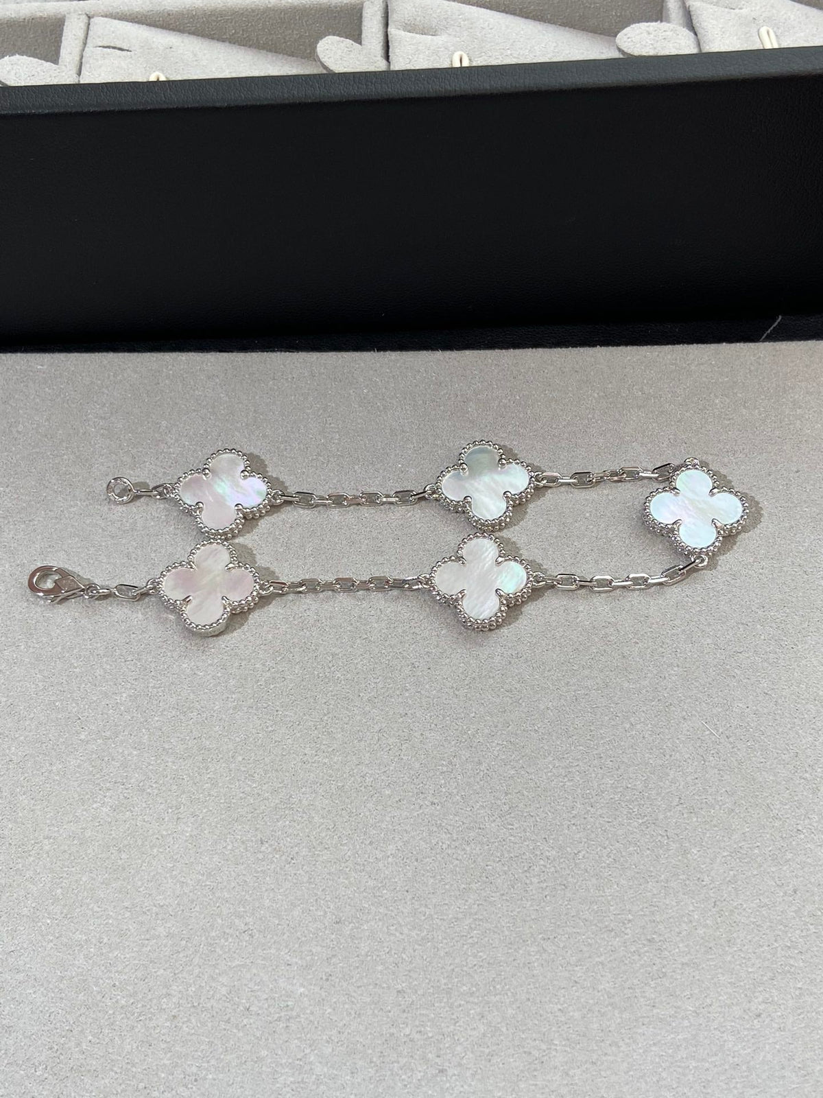 [⭐Lioran]CLOVER WHITE PEARL MOP 5 MOTIF BRACELET COLLECTION