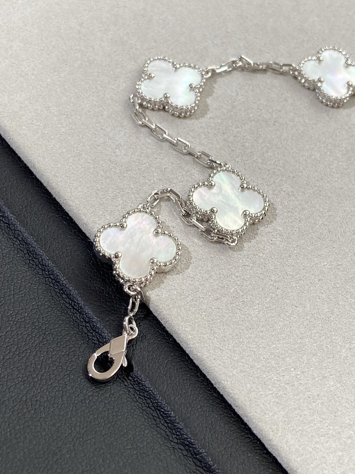 [⭐Lioran]CLOVER WHITE PEARL MOP 5 MOTIF BRACELET COLLECTION