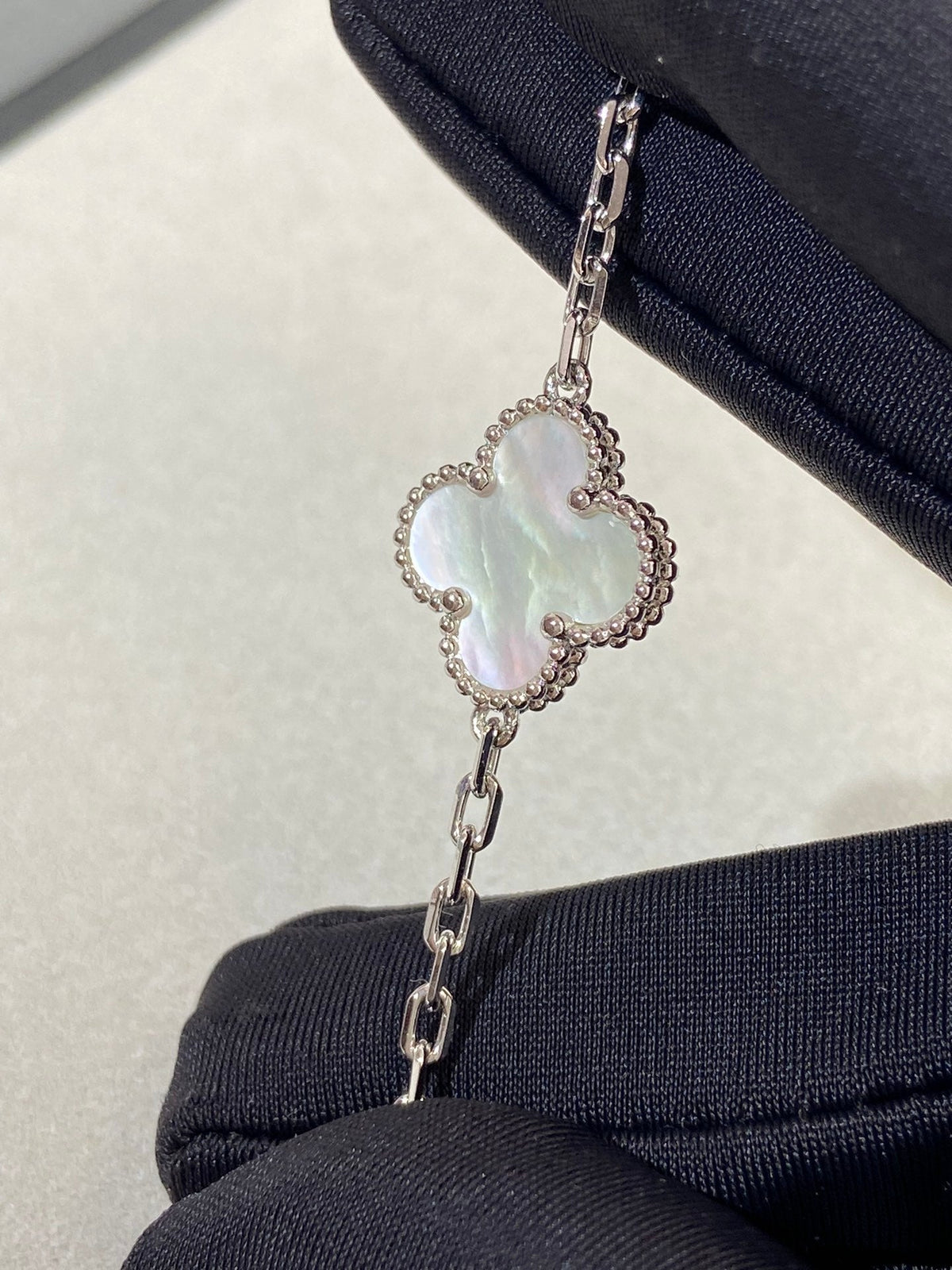 [⭐Lioran]CLOVER WHITE PEARL MOP 5 MOTIF BRACELET COLLECTION
