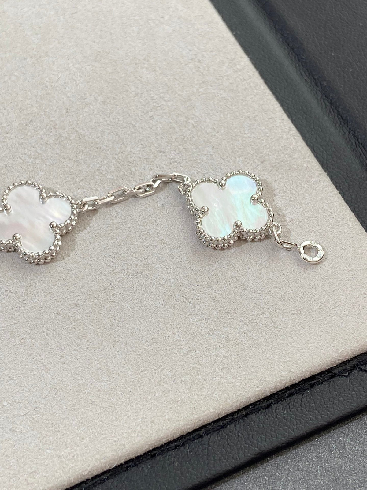 [⭐Lioran]CLOVER WHITE PEARL MOP 5 MOTIF BRACELET COLLECTION