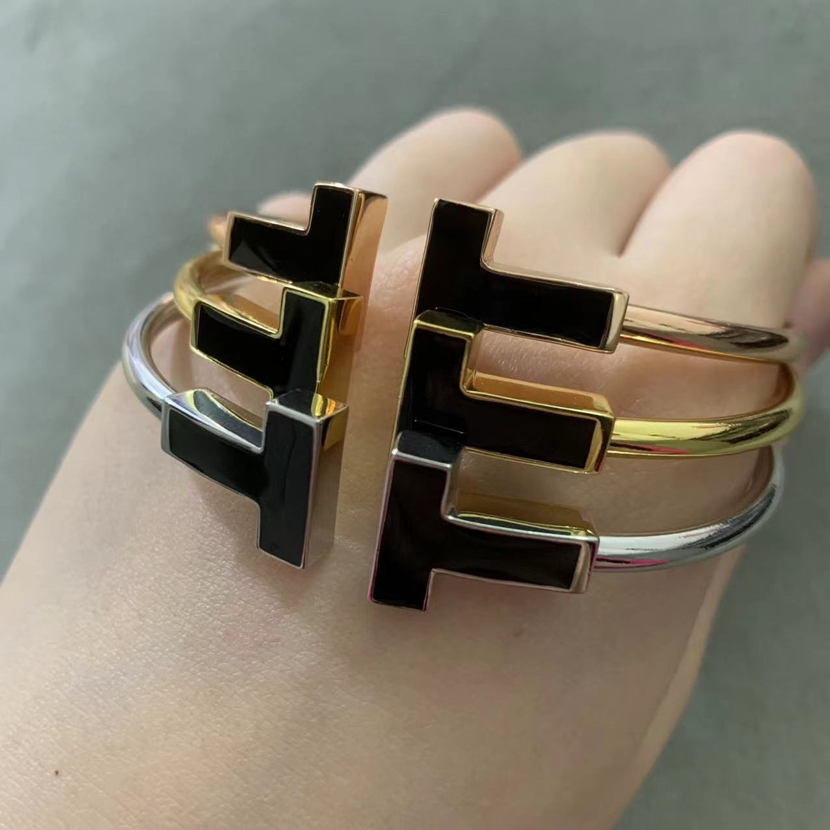 [Lioran]T WIDE ONYX OPEN BRACELET
