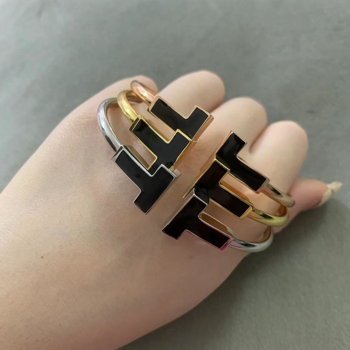 [Lioran]T WIDE ONYX OPEN BRACELET