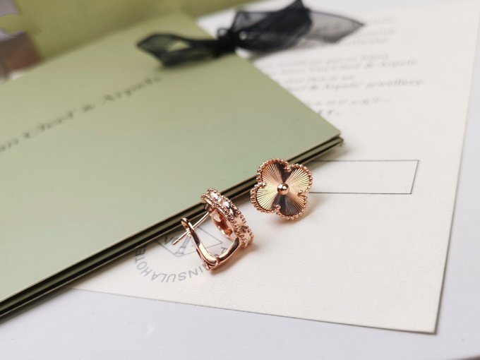 [⭐Lioran]CLOVER MEDIUM STUD EARRINGS