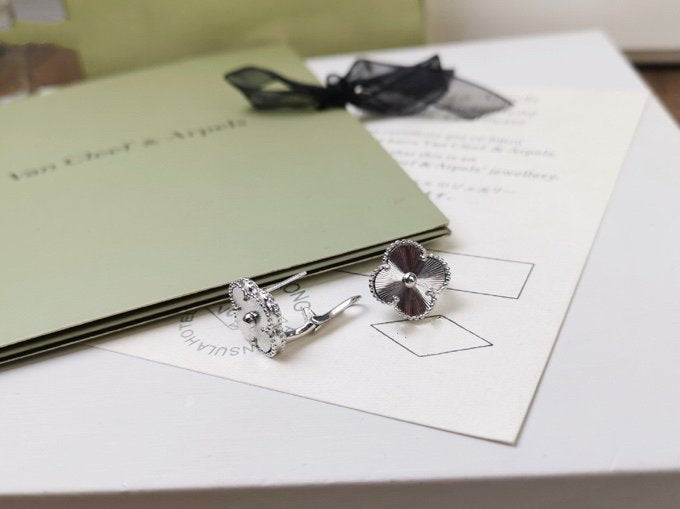 [⭐Lioran]CLOVER MEDIUM STUD EARRINGS