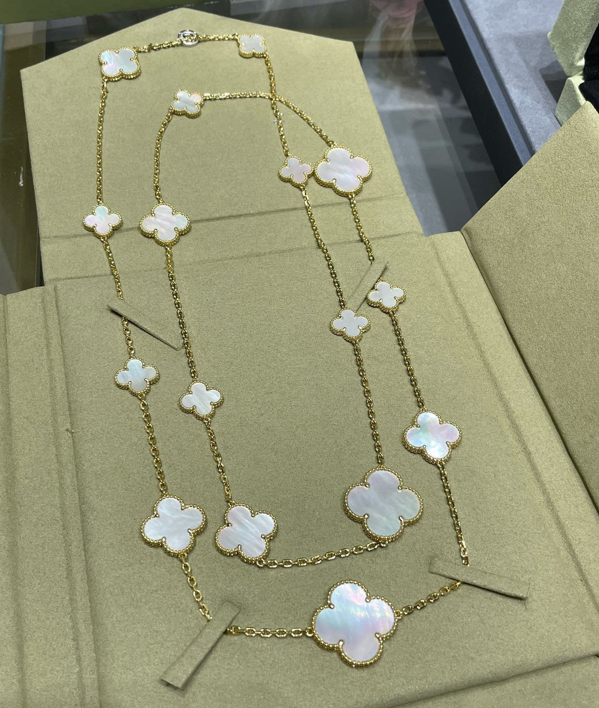 [⭐Lioran]CLOVER 16 MOTIF WHITE MOP GOLD NECKLACE