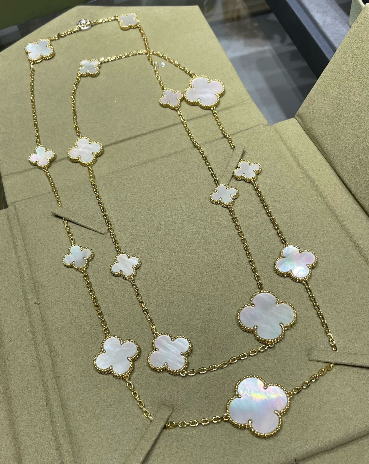 [⭐Lioran]CLOVER 16 MOTIF WHITE MOP GOLD NECKLACE