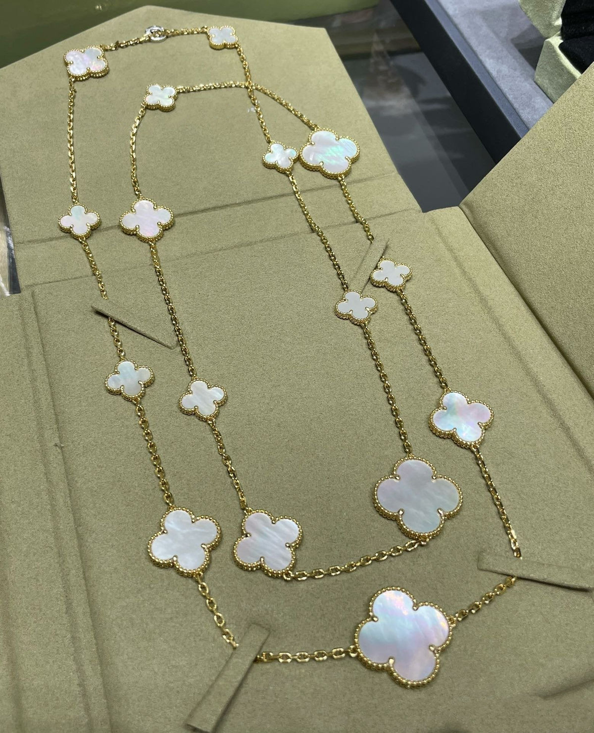 [⭐Lioran]CLOVER 16 MOTIF WHITE MOP GOLD NECKLACE