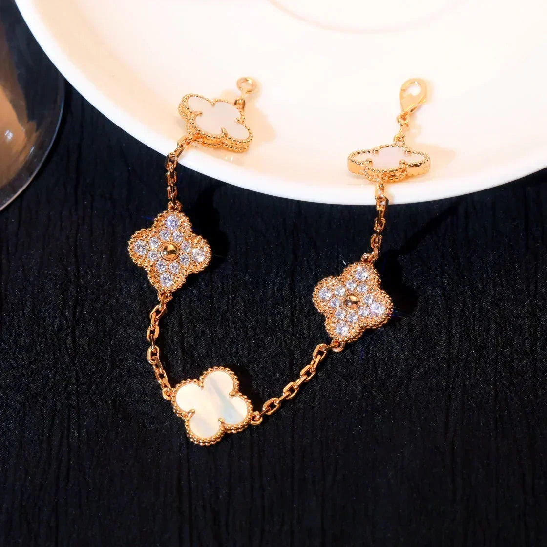 [⭐Lioran]CLOVER WHITE PEARL MOP 5 MOTIF BRACELET COLLECTION