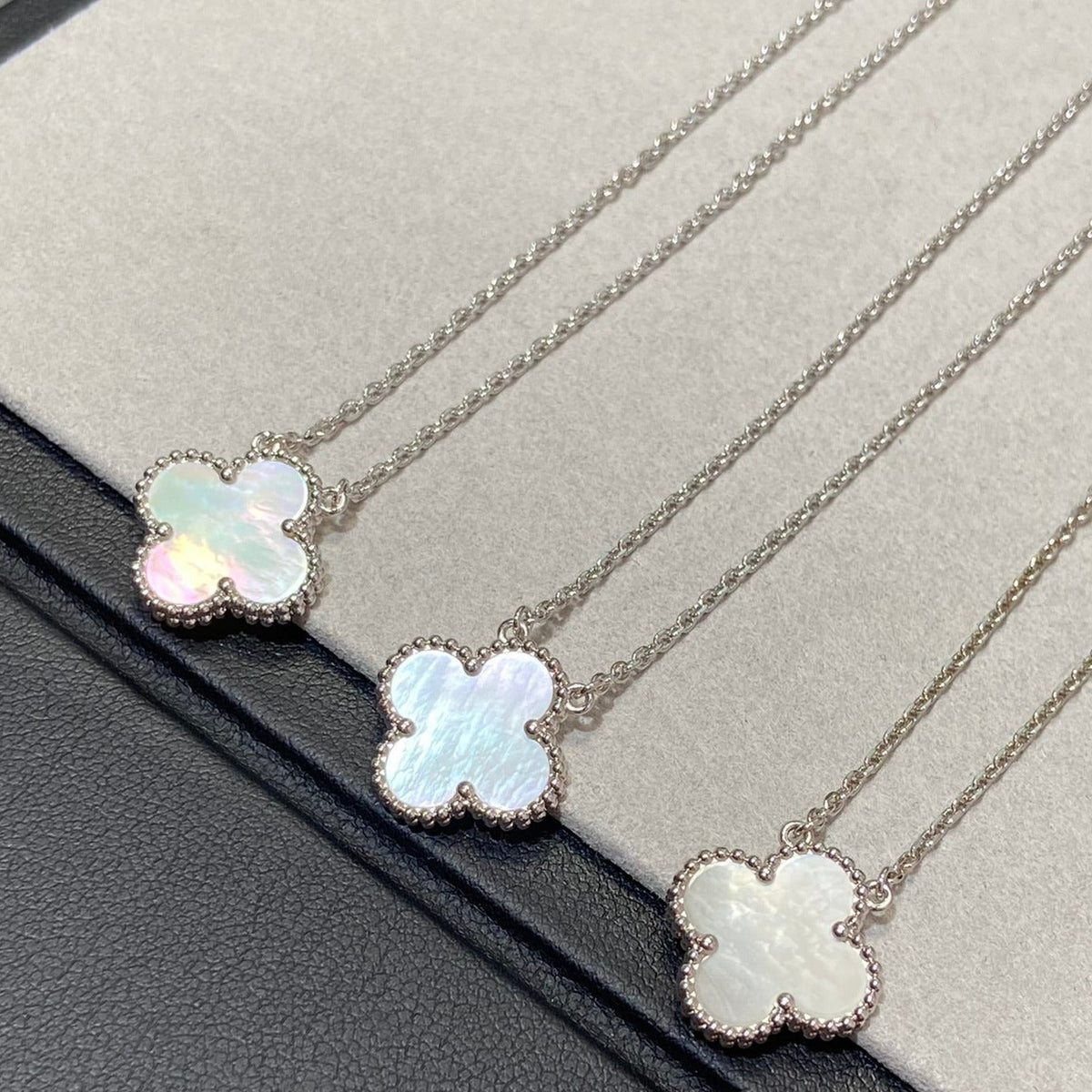 [⭐Lioran]CLOVER MEDIUM SILVER WHITE MOP NECKLACE