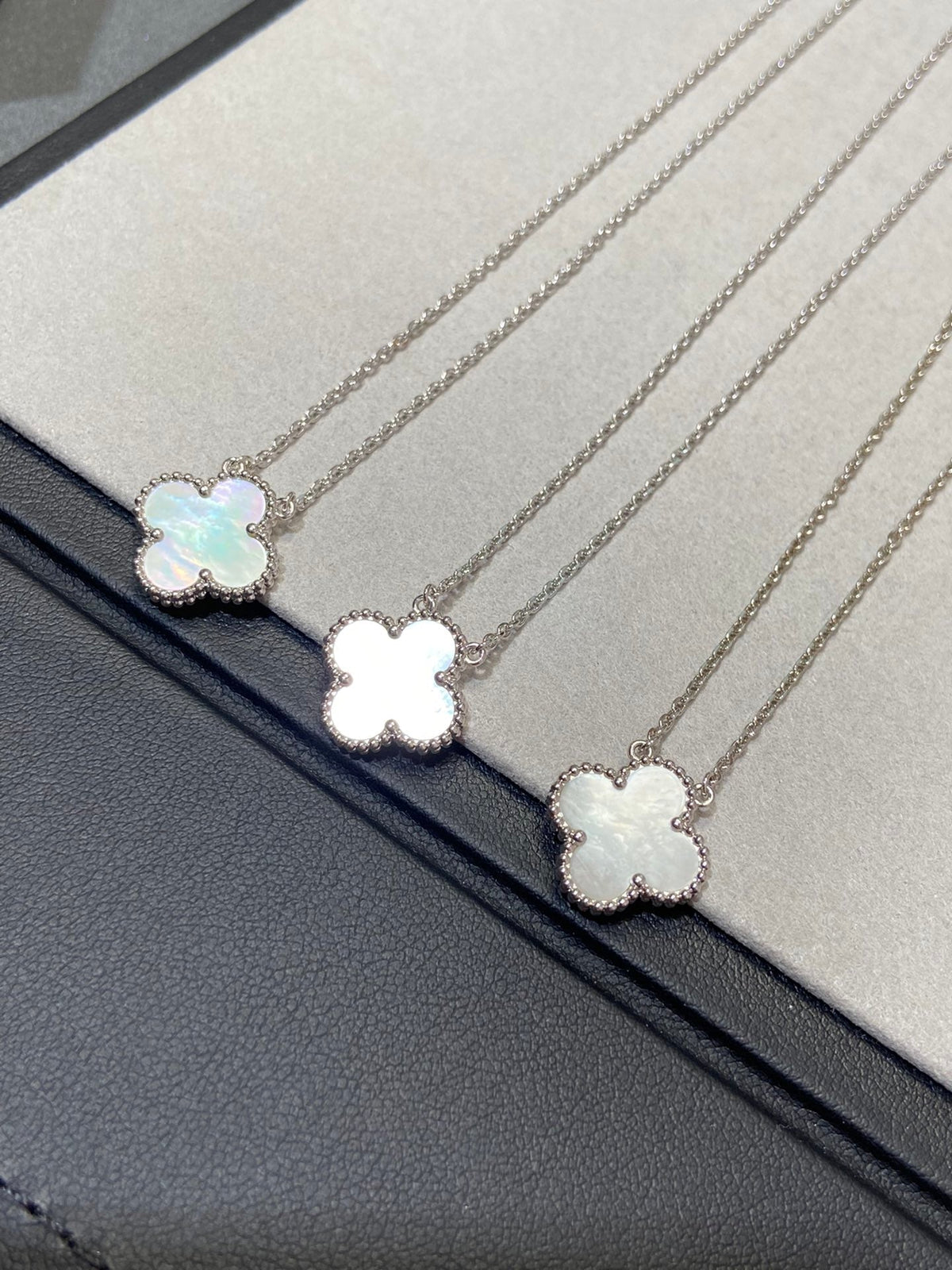 [⭐Lioran]CLOVER MEDIUM SILVER WHITE MOP NECKLACE
