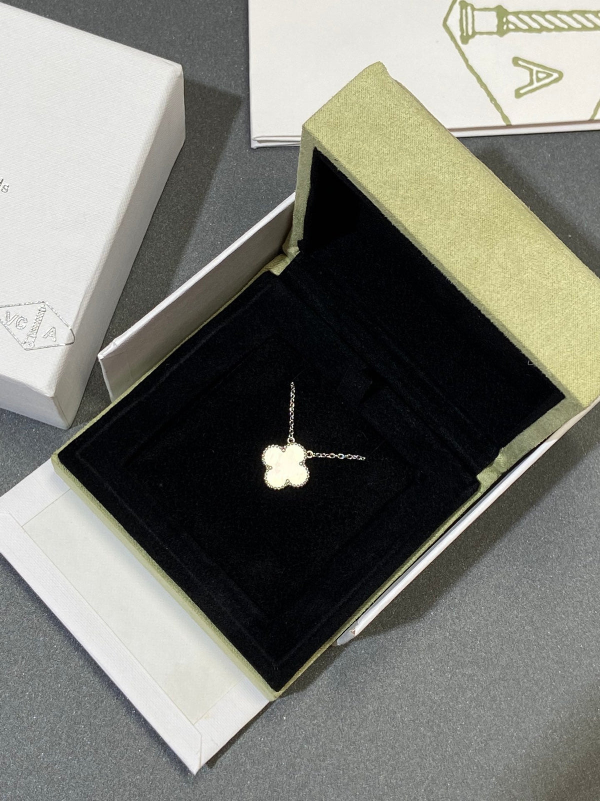 [⭐Lioran]CLOVER MEDIUM SILVER WHITE MOP NECKLACE