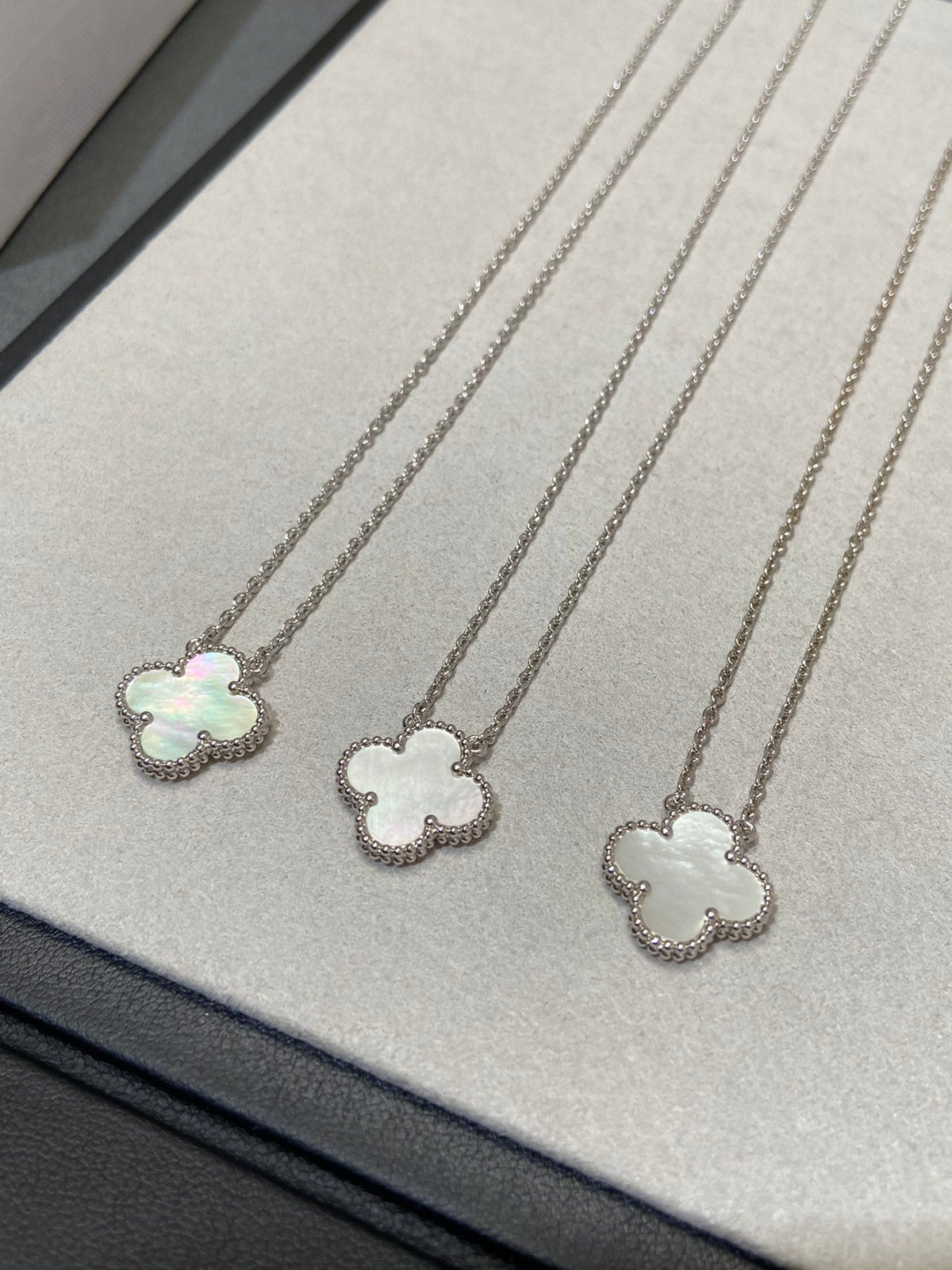 [⭐Lioran]CLOVER MEDIUM SILVER WHITE MOP NECKLACE