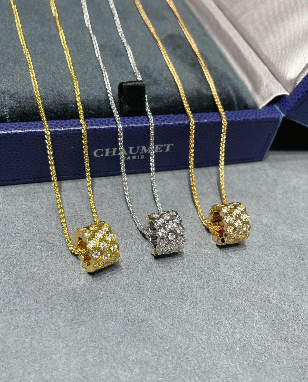 [⭐Lioran]BEE LOVE DIAMOND PAVED 3 ROW NECKLACE