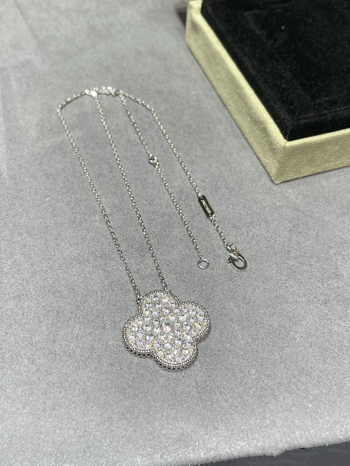 [⭐Lioran]CLOVER 25MM LARGE PENDANT DIAMOND PAVED SILVER NECKLACE