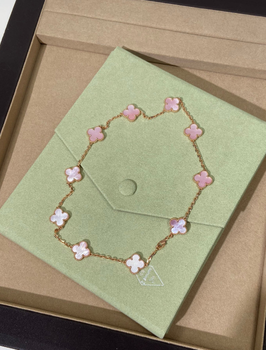 [⭐Lioran Jewellery] Pink Necklace with Ten Clover Designs