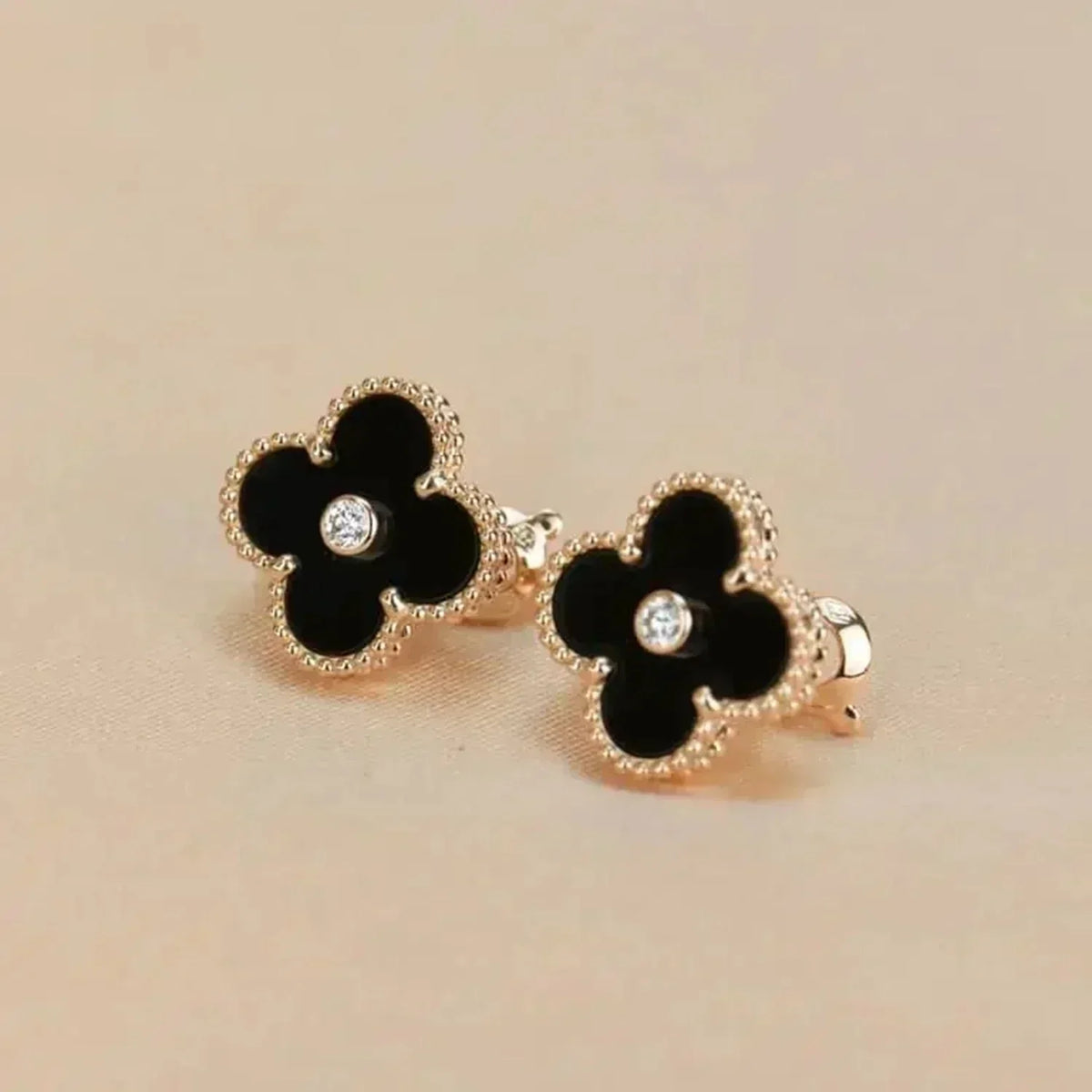[⭐Lioran]CLOVER MEDIUM 1 MOTIFS ONYX DIAMOND EARRINGS