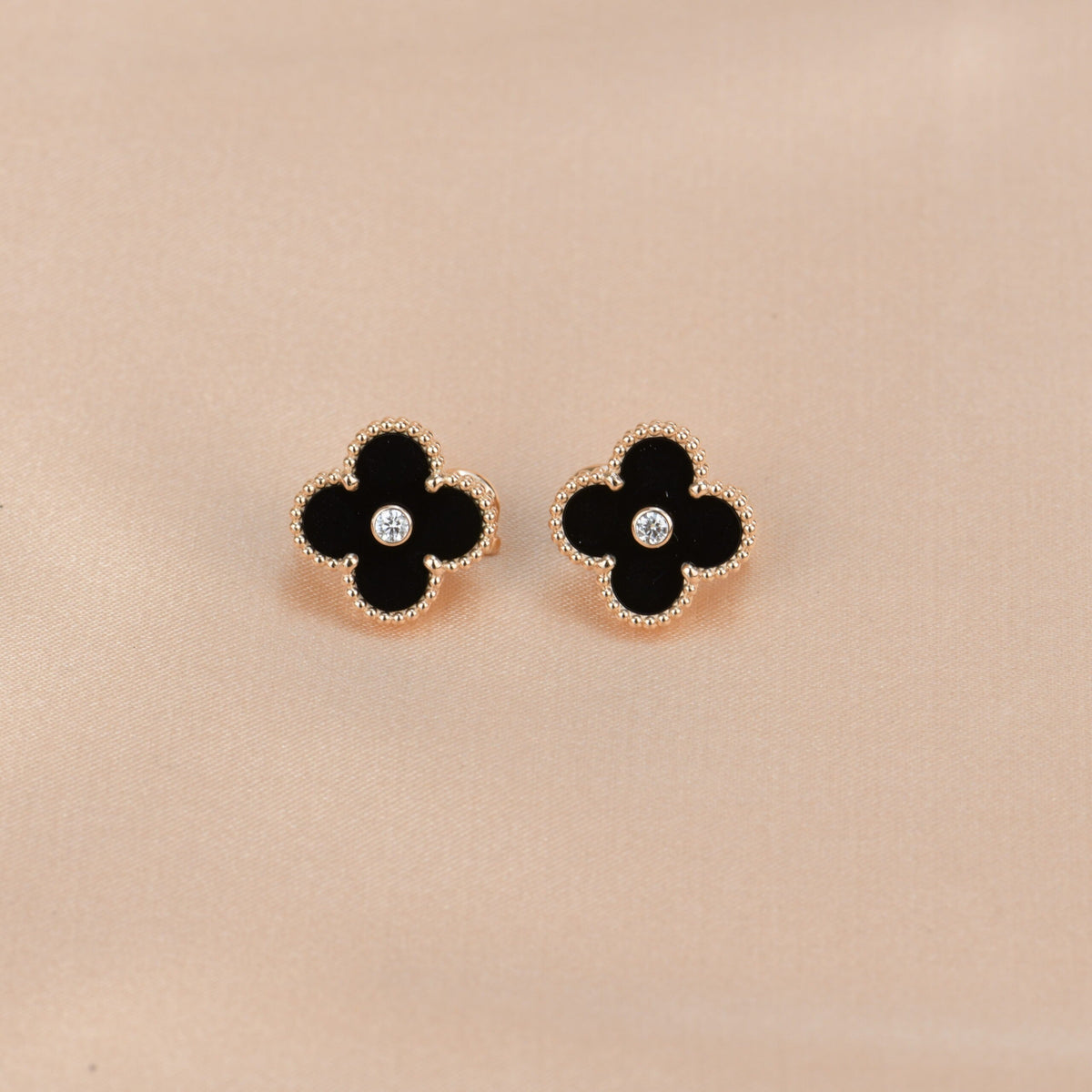 [⭐Lioran]CLOVER MEDIUM 1 MOTIFS ONYX DIAMOND EARRINGS