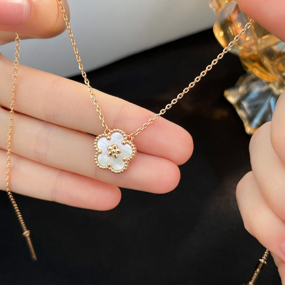 [⭐Lioran]LUCKY  WHITE MOP  PLUM BLOSSOM NECKLACE