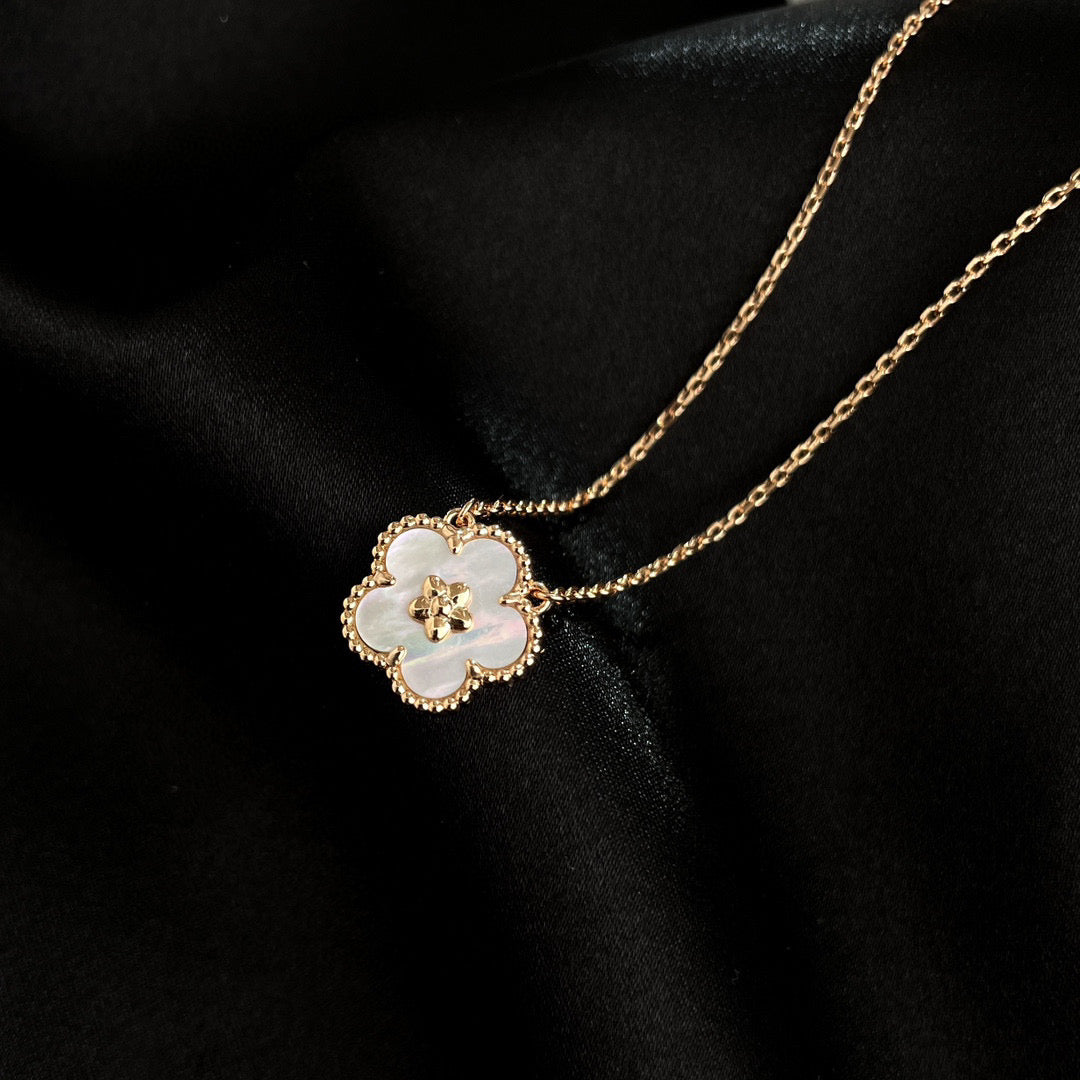 [⭐Lioran]LUCKY  WHITE MOP  PLUM BLOSSOM NECKLACE