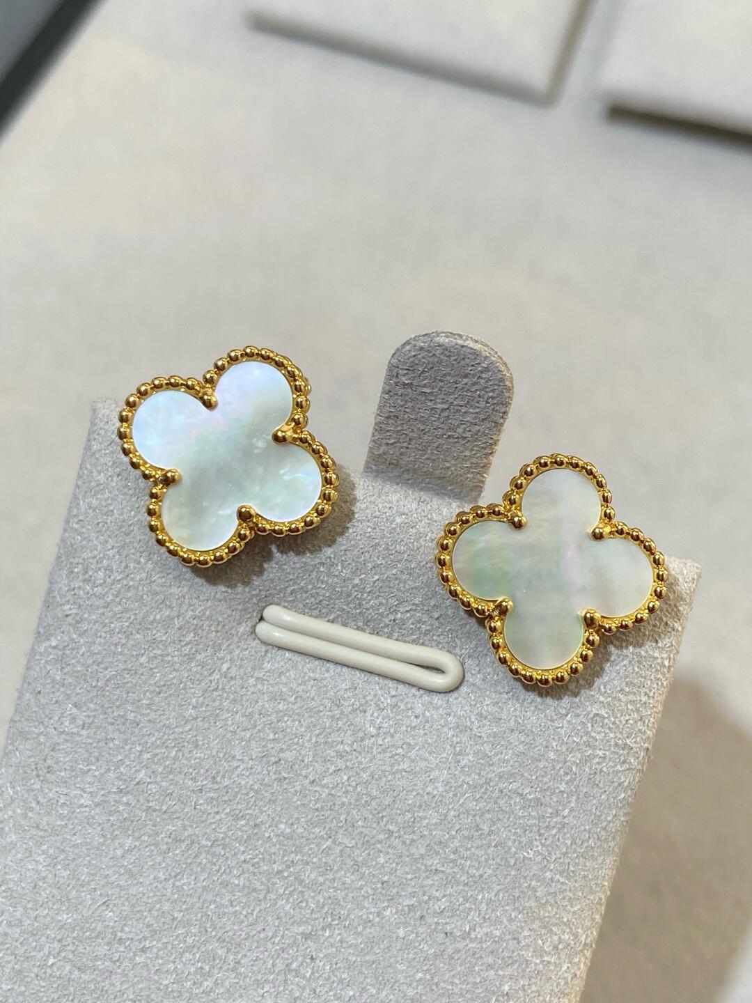 [⭐Lioran] CLOVER LARGE (20mm) 1 MOTIFS WHITE MOP STUD EARRINGS