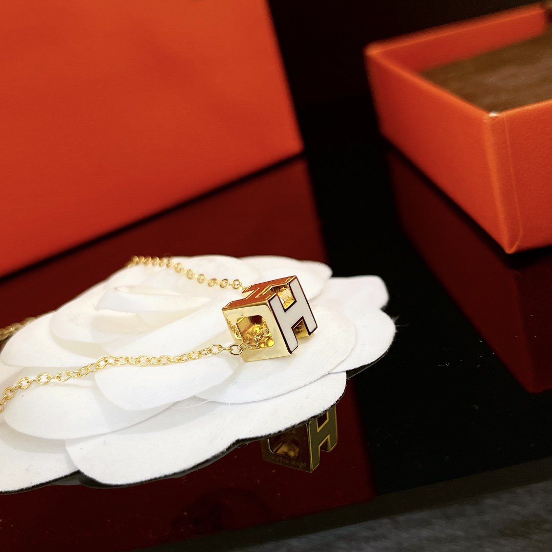 [⭐Lioran]H WHITE SQUARE GOLD NECKLACE
