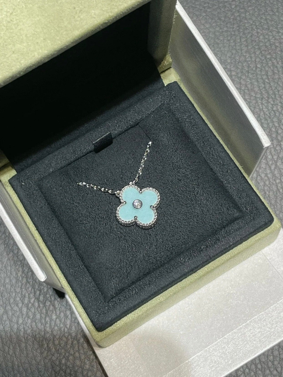 [⭐Lioran]CLOVER 1 DIAMOND LIGHT BLUE SILVER NECKLACE