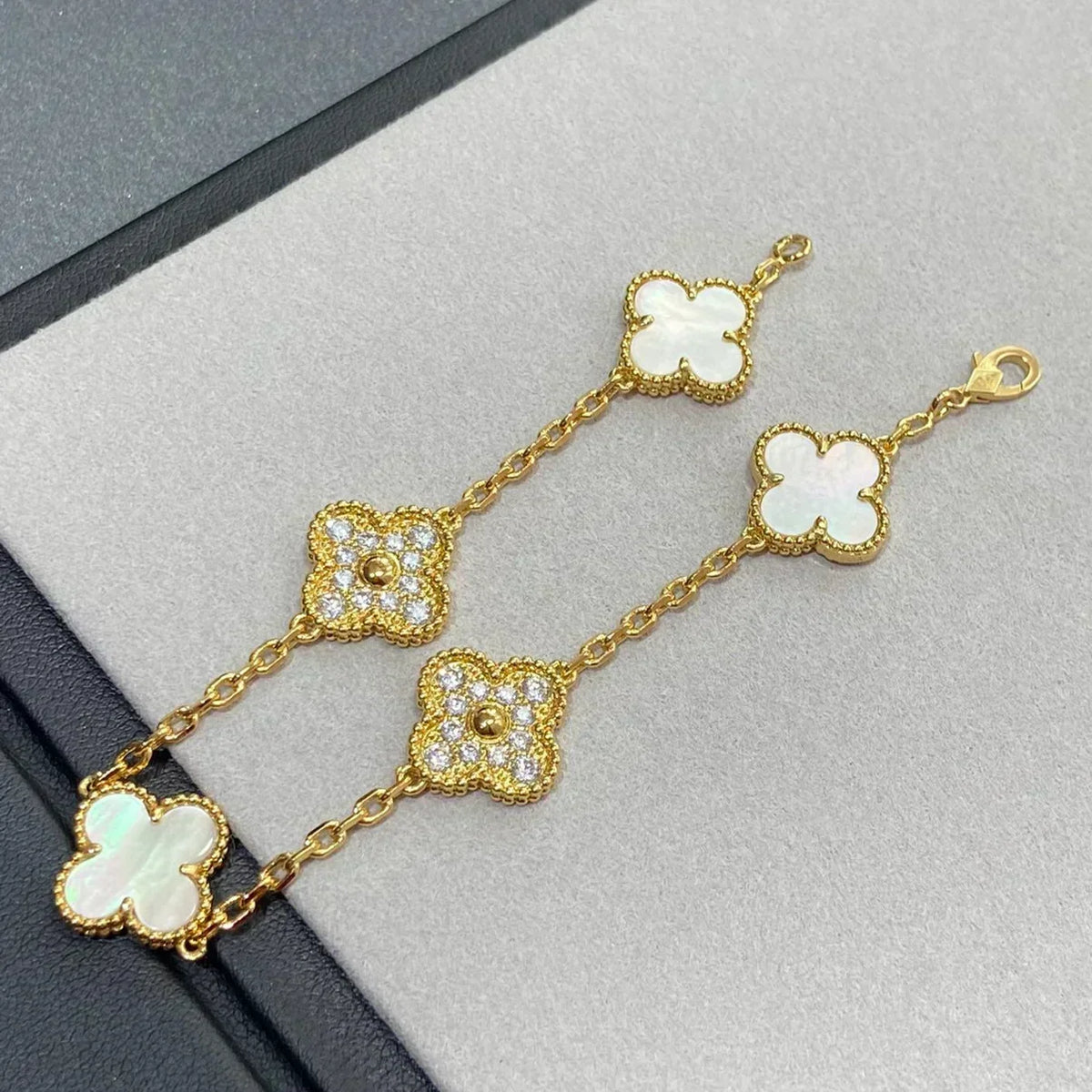 [⭐Lioran]CLOVER WHITE PEARL MOP 5 MOTIF BRACELET COLLECTION
