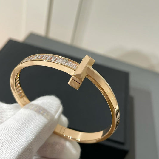[Lioran]WIDE HINGED BANGLE PINK GOLD WITH BAGUETTE DIAMONDS