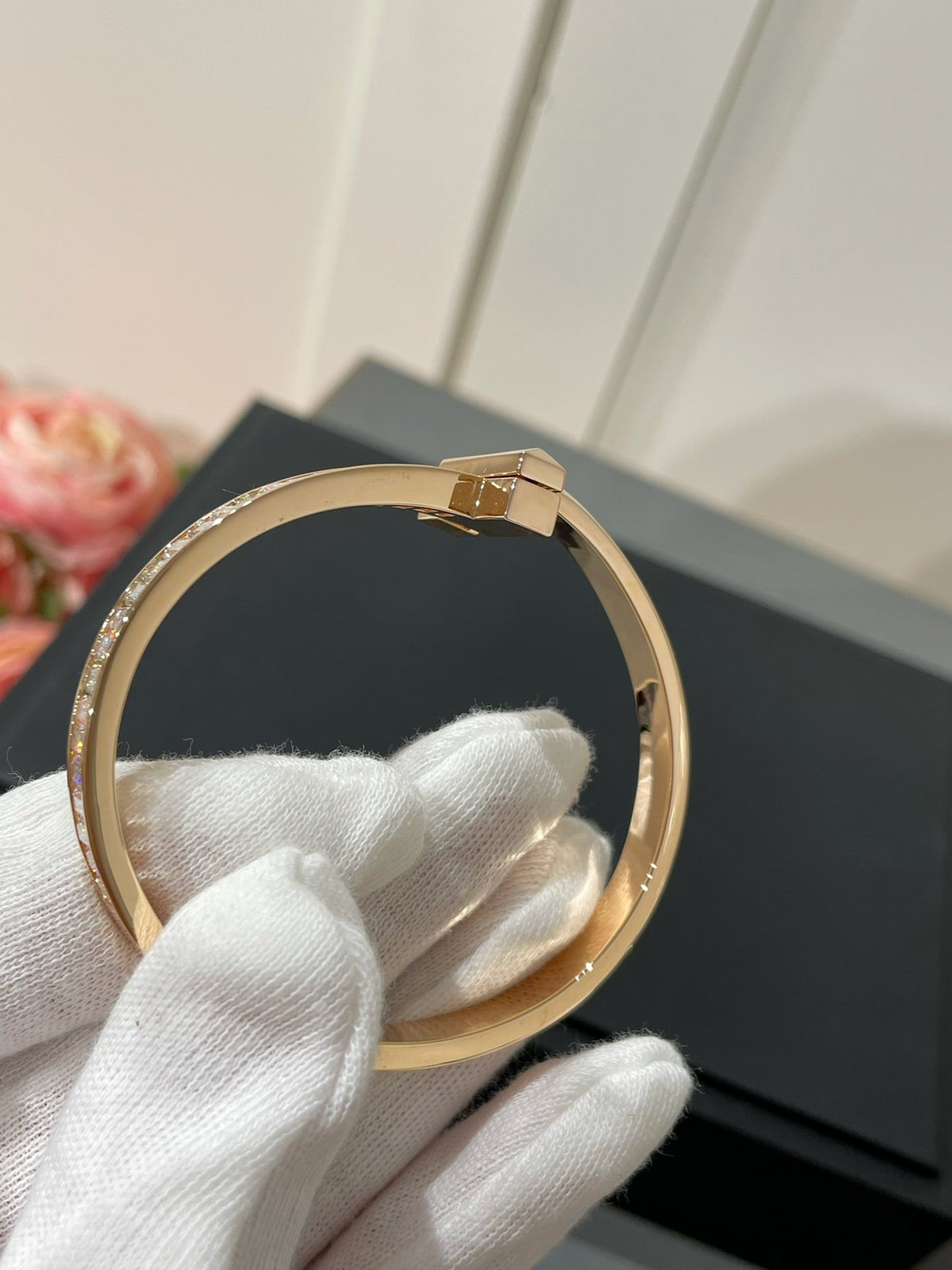 [Lioran]WIDE HINGED BANGLE PINK GOLD WITH BAGUETTE DIAMONDS