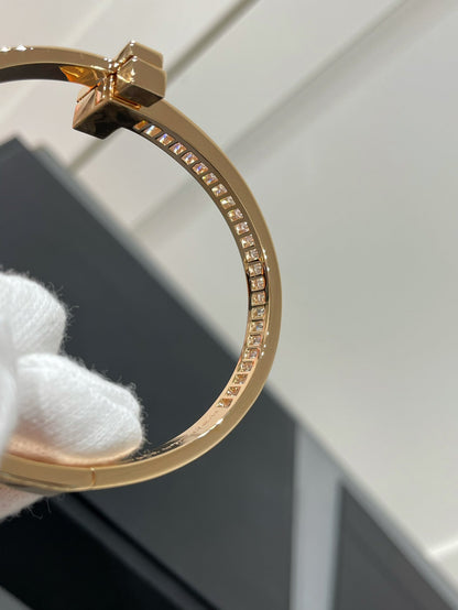 [Lioran]WIDE HINGED BANGLE PINK GOLD WITH BAGUETTE DIAMONDS