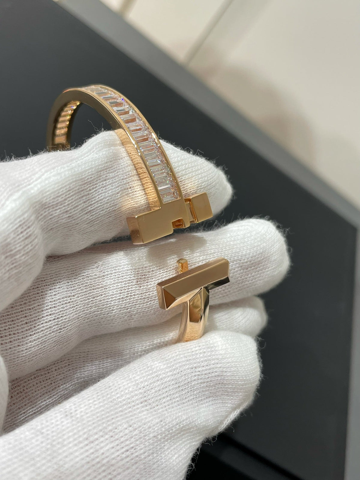 [Lioran]WIDE HINGED BANGLE PINK GOLD WITH BAGUETTE DIAMONDS