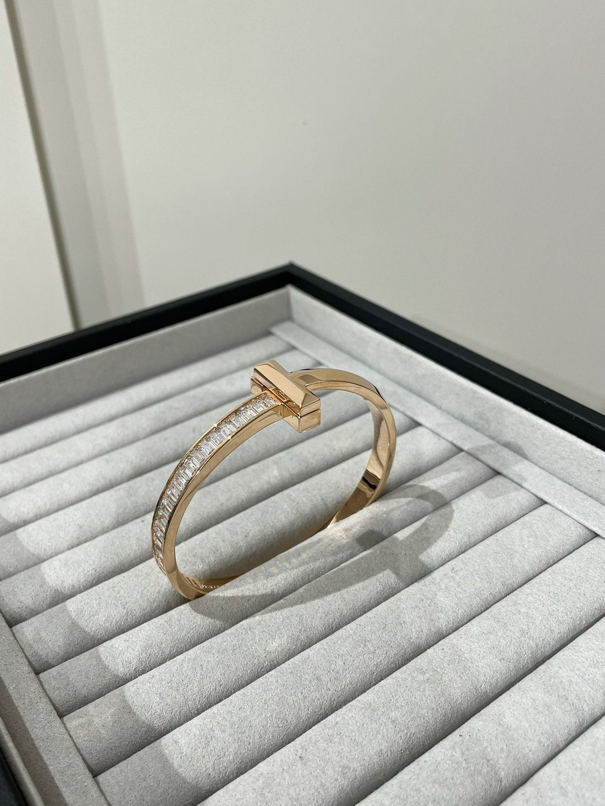 [Lioran]WIDE HINGED BANGLE PINK GOLD WITH BAGUETTE DIAMONDS