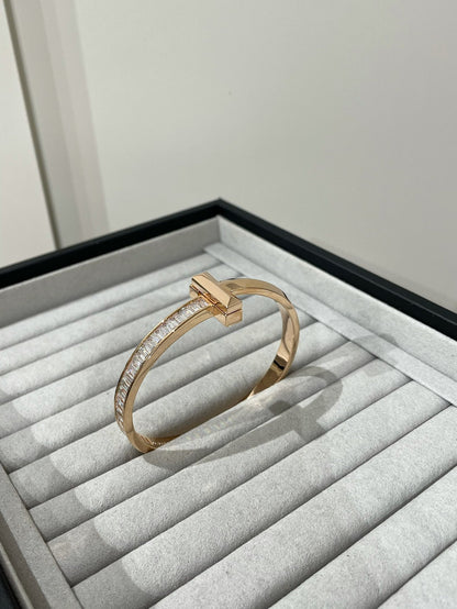 [Lioran]WIDE HINGED BANGLE PINK GOLD WITH BAGUETTE DIAMONDS