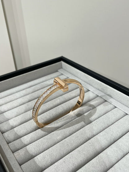 [Lioran]WIDE HINGED BANGLE PINK GOLD WITH BAGUETTE DIAMONDS