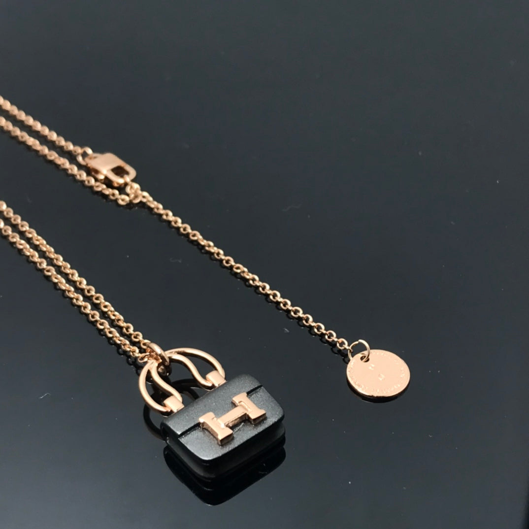[⭐Lioran]WOMEN'S HM AMULETTES CONSTANCE PENDANT NECKLACE