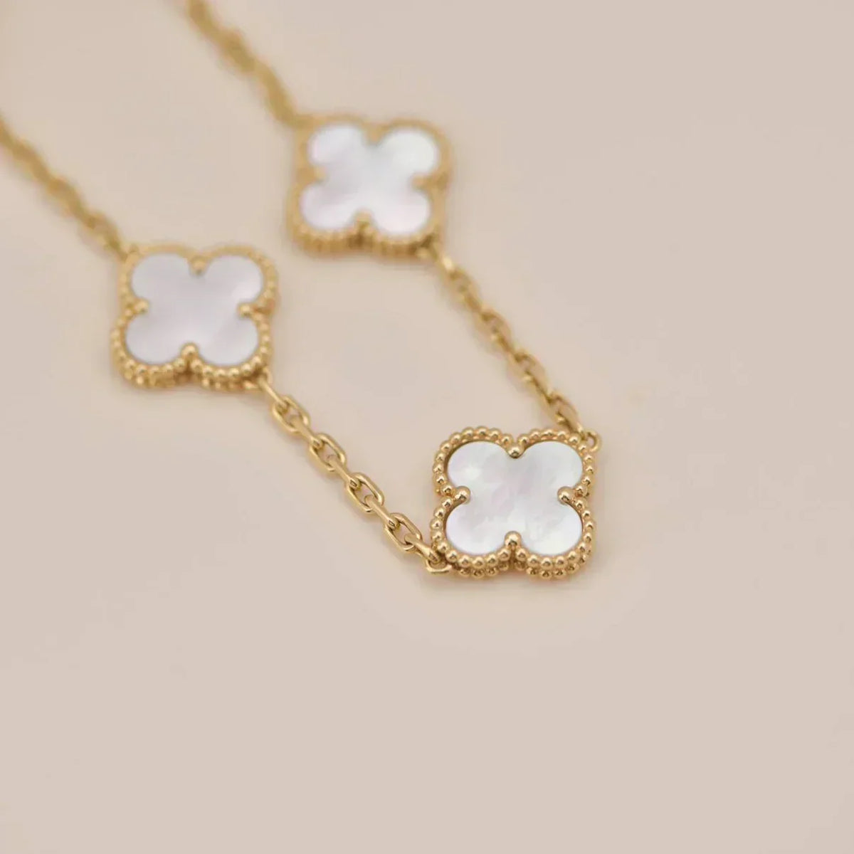 [⭐Lioran]CLOVER WHITE PEARL MOP 5 MOTIF BRACELET COLLECTION