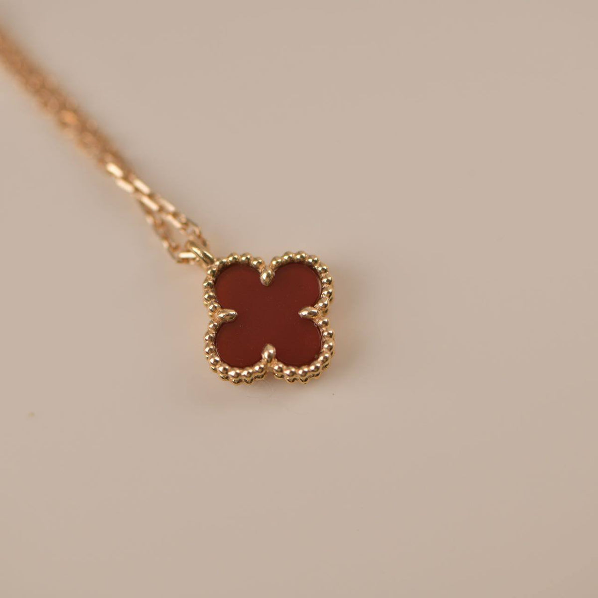 [⭐Lioran]CLOVER MINI 9.5MM WHITE CARNELIANS NECKLACE