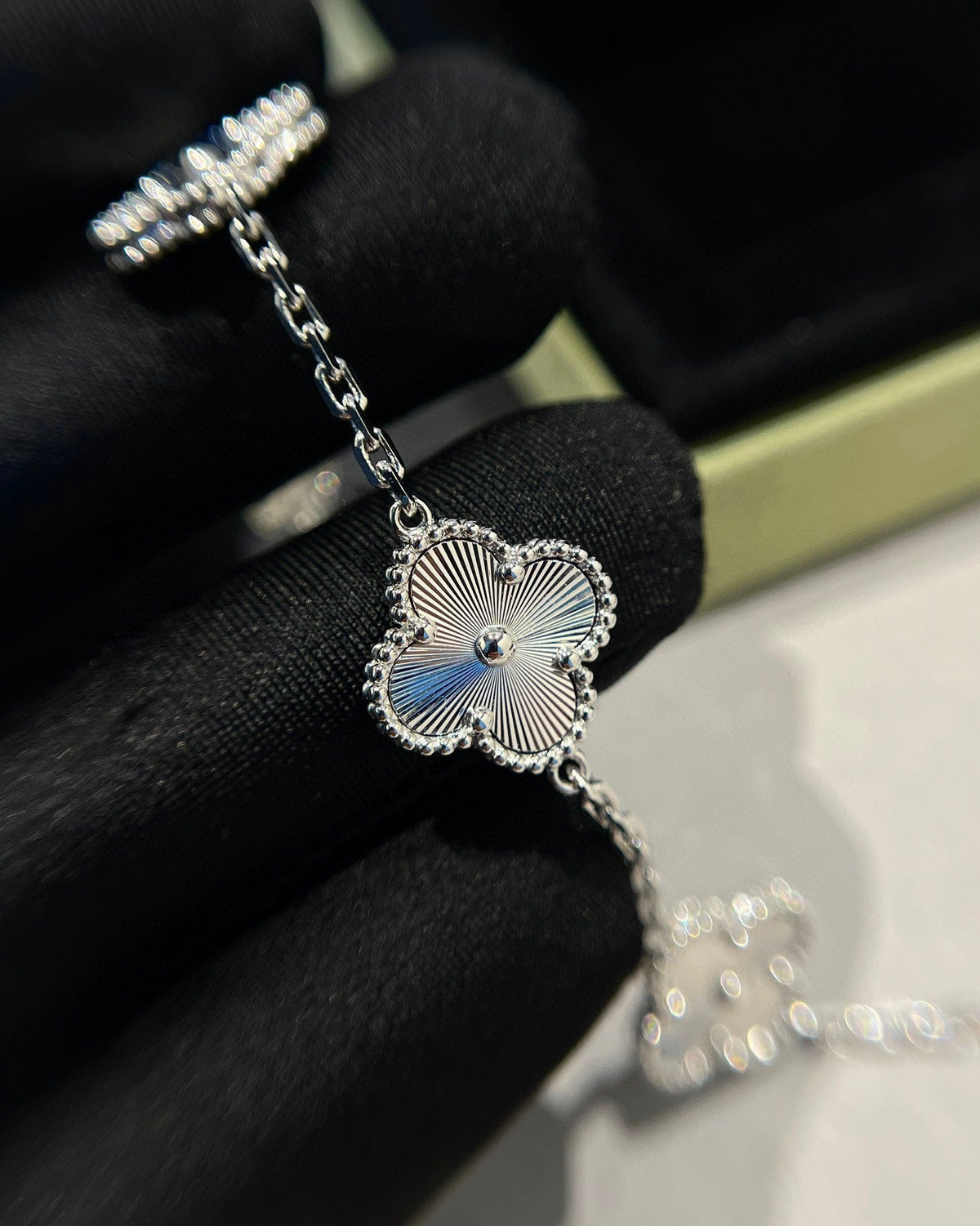 [⭐Lioran] CLOVER 5 MOTIF LASER BRACELET COLLECTION